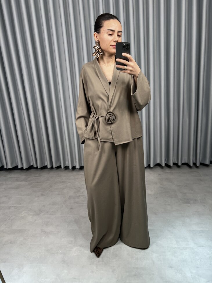 Gül broşlu takım